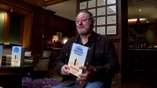 El actor Jean Reno escribe su primera novela: "El cine es como el tenis. La literatura es como el golf"