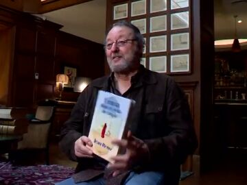 El actor Jean Reno escribe su primera novela: "El cine es como el tenis. La literatura es como el golf"