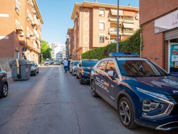 Coche de policía cerca de donde se ha encontrado al bebé fallecido en Linares
