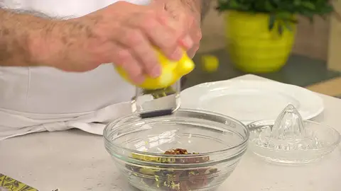 Para la vinagreta, pica las aceitunas en rodajas finas y ponlas en un bol Para la vinagreta, pica las aceitunas en rodajas finas y ponlas en un bol