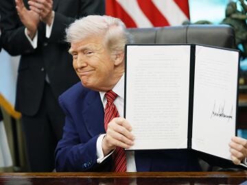 El presidente de EEUU Donald Trump firma órdenes ejecutivas en la Casa Blanca