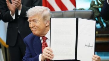 El presidente de EEUU Donald Trump firma órdenes ejecutivas en la Casa Blanca