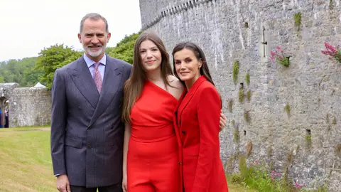 El rey Felipe, la infanta Sofía y la reina Letizia posan juntos frente al castillo de San Donato El rey Felipe, la infanta Sofía y la reina Letizia posan juntos frente al castillo de San Donato