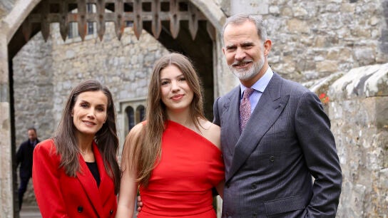 Los reyes Felipe VI y Letizia posan junto a la infanta Sof&iacute;a
