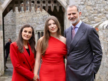 Los reyes Felipe VI y Letizia posan junto a la infanta Sofía