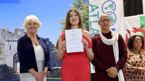 La infanta Sofía recogiendo su diploma en la graduación La infanta Sofía recogiendo su diploma en la graduación