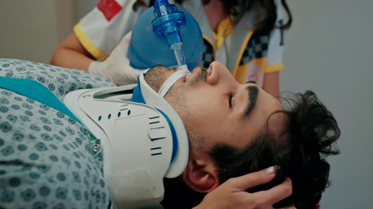 Ferit llega al hospital inconsciente y los médicos se preparan para una operación de vida o muerte: esta noche, en Una nueva vida