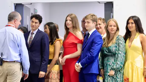 La infanta Sofía junto a sus compañeros de clase en su graduación La infanta Sofía junto a sus compañeros de clase en su graduación