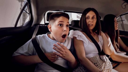 Del sof&aacute; al plat&oacute; de La Voz Kids: as&iacute; reacciona este talent al enterarse que est&aacute; en el programa
