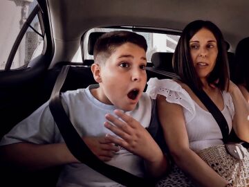 Del sof&aacute; al plat&oacute; de La Voz Kids: as&iacute; reacciona este talent al enterarse que est&aacute; en el programa