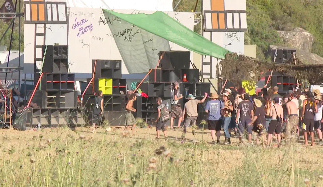 Rave ilegal en Cataluña: Los Mossos intentan cortar los accesos a la finca privada de Llardecans