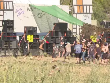 Rave ilegal en Cataluña: Los Mossos intentan cortar los accesos a la finca privada de Llardecans Rave ilegal en Cataluña: Los Mossos intentan cortar los accesos a la finca privada de Llardecans