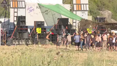 Rave ilegal en Cataluña: Los Mossos intentan cortar los s a la finca privada de Llardecans Rave ilegal en Cataluña: Los Mossos intentan cortar los s a la finca privada de Llardecans