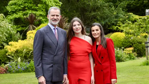 Los reyes Felipe y Letizia con la infanta Sofía en su graduación Los reyes Felipe y Letizia con la infanta Sofía en su graduación
