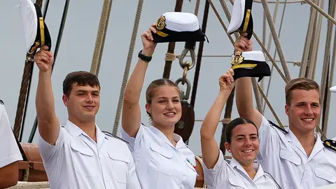 La princesa Leonor junto a sus compañeros en el buque escuela Juan Sebastián de Elcano La princesa Leonor junto a sus compañeros en el buque escuela Juan Sebastián de Elcano