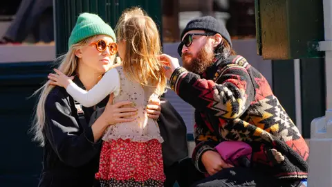 Kate Hudson y Danny Fujikawa con su hija Rani Rose Kate Hudson y Danny Fujikawa con su hija Rani Rose