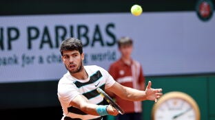 Carlos Alcaraz, en acci&oacute;n en su estreno en Roland Garros 2025