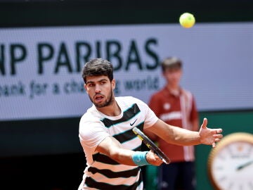 Carlos Alcaraz, en acción en su estreno en Roland Garros 2025