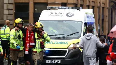 Un aficionado del Liverpool es atendido tras el atropello Un aficionado del Liverpool es atendido tras el atropello