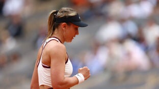 Paula Badosa celebra un punto ante Osaka