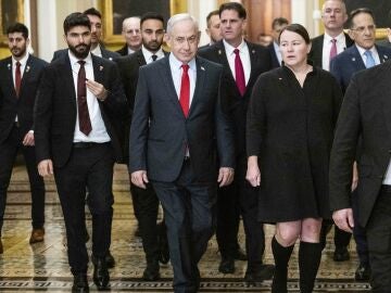  Netanyahu caminando frente a Ron Dermer.