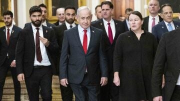  Netanyahu caminando frente a Ron Dermer.