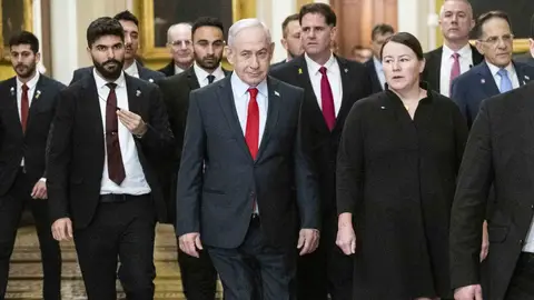 Netanyahu caminando frente a Ron Dermer. Netanyahu caminando frente a Ron Dermer.