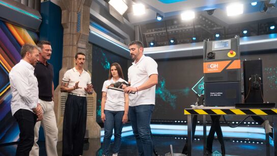 &iquest;Ciencia o magia? Marron deja boquiabierto a Luke Evans gracias a la inducci&oacute;n electromagn&eacute;tica