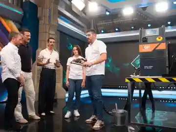 ¿Ciencia o magia? Marron deja boquiabierto a Luke Evans gracias a la inducción electromagnética ¿Ciencia o magia? Marron deja boquiabierto a Luke Evans gracias a la inducción electromagnética