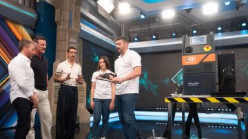 ¿Ciencia o magia? Marron deja boquiabierto a Luke Evans gracias a la inducción electromagnética