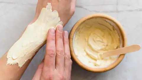 Piel untada con un producto efecto mantequilla Piel untada con un producto efecto mantequilla