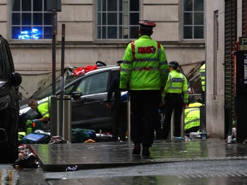 Agentes de policía junto al coche que atropelló a decenas de aficionados en Liverpool