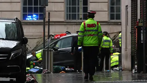 Agentes de policía junto al coche que atropelló a decenas de aficionados en Liverpool Agentes de policía junto al coche que atropelló a decenas de aficionados en Liverpool