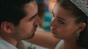 Seyran le pide un hijo a Ferit en su noche de bodas: “Quiero que sea un niño”