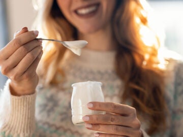 Una persona comi&eacute;ndose un yogur