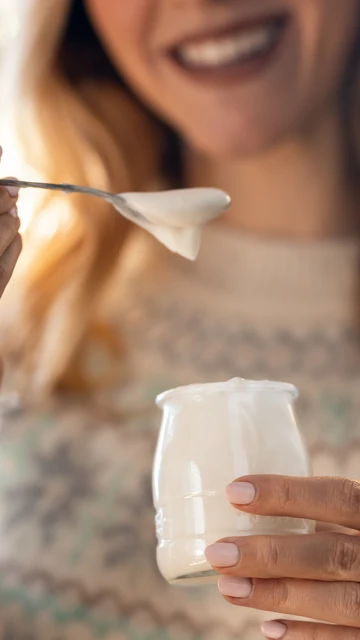 Una persona comiéndose un yogur