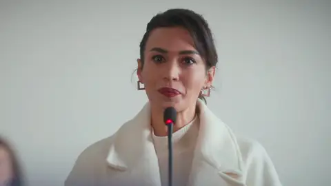 Rengin traiciona a Timur en el juicio y defiende a Bahar Rengin traiciona a Timur en el juicio y defiende a Bahar