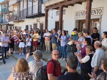 Minuto de silencio en Aldeanueva del Camino (Cáceres)