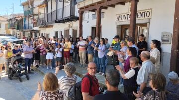 Minuto de silencio en Aldeanueva del Camino (Cáceres)