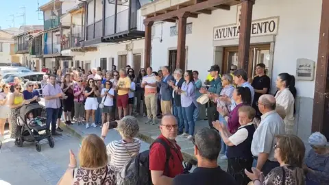 Minuto de silencio en Aldeanueva del Camino (Cáceres) Antena 3 Noticias