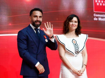 Dani Carvajal junto a Isabel Díaz Ayuso 