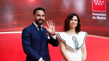 Dani Carvajal junto a Isabel Díaz Ayuso 