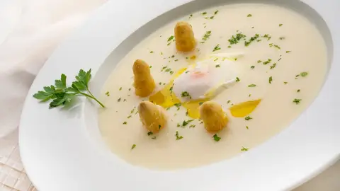 Sopa de espárragos blancos con huevo escalfado, de Karlos Arguiñano: "Un plato sencillo, de temporada y nada caro" Sopa de espárragos blancos con huevo escalfado, de Karlos Arguiñano: "Un plato sencillo, de temporada y nada caro"
