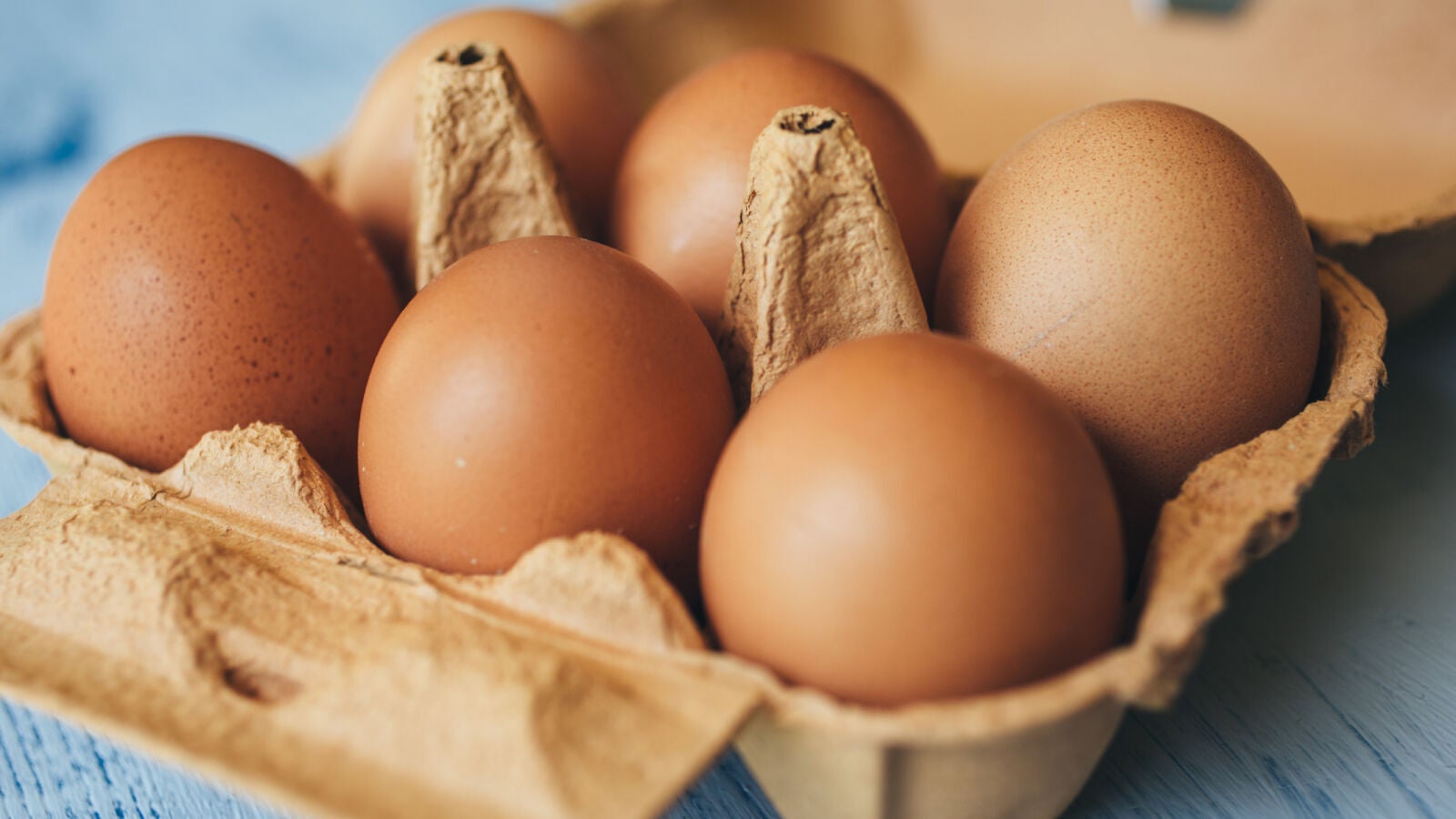 Huevos fritos, poché o al microondas: esta es la forma más saludable de cocinarlos 