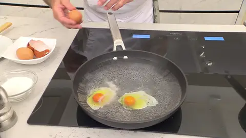 Casca los huevos a la tartera y escálfalos Casca los huevos a la tartera y escálfalos