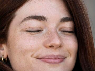 Mujer con pecas