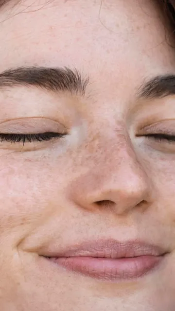 Mujer con pecas