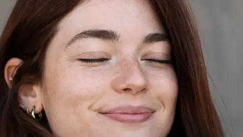Mujer con pecas Mujer con pecas