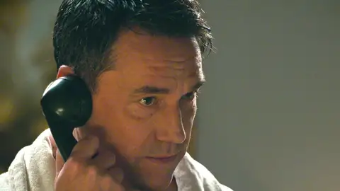 Dámaso, el hombre misterioso que espiaba a Damián, es en realidad… ¡Gabriel de la Reina! Dámaso, el hombre misterioso que espiaba a Damián, es en realidad… ¡Gabriel de la Reina!