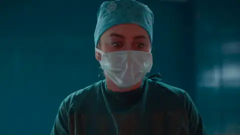 Evren se desmaya en plena operación y deja a Bahar ante el mayor dilema: ¿a quién salvará? Evren se desmaya en plena operación y deja a Bahar ante el mayor dilema: ¿a quién salvará?